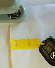 YELLOW Self-Locking Arrow Key Tags (1,000 per pack) Size 4 1/2″ X 3/4″ (YELLOW)