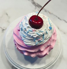 DEZICAKES Fake Cupcake Artificial Food Bubble Gum Cupcake Pink & Blue