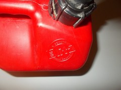 Blitz 2 gallons + 8 ozs. gas can has air vent in the spout