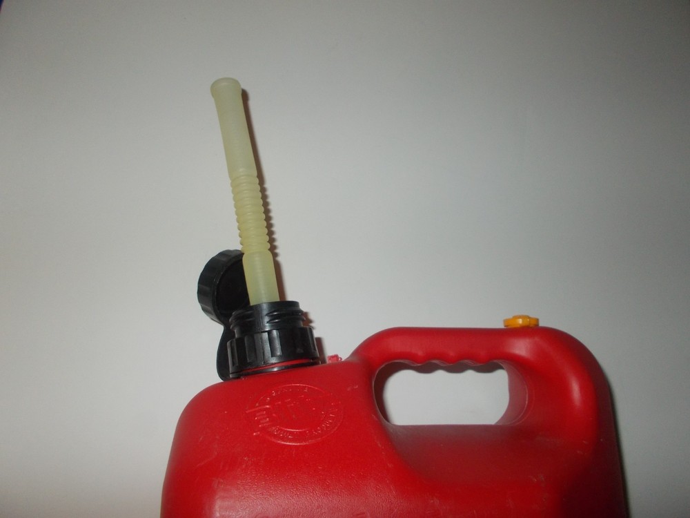 Blitz 2 gallons + 8 ozs. gas can has air vent