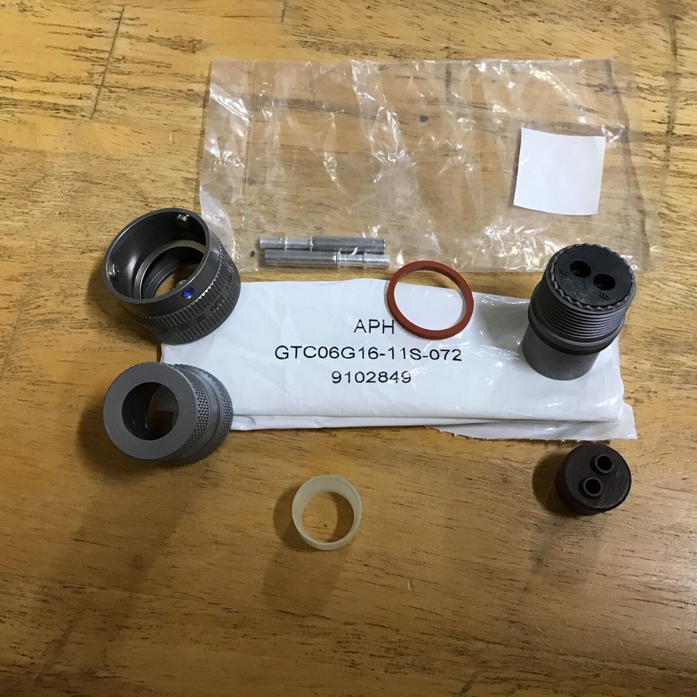 Amphenol 2 Prong Connector aph gtc06g16-11s-072 9102849. NOS