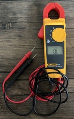 Fluke 323 true rms clamp multimeter with leads. Tested and working