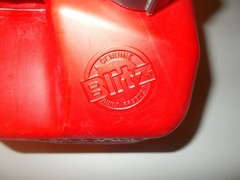 Blitz 2 gallons + 8 ozs. gas can has air vent in the spout