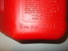 Blitz 2 gallons + 8 ozs. gas can has air vent in the spout