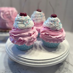 DEZICAKES Fake Cupcake Artificial Food Bubble Gum Cupcake Pink & Blue