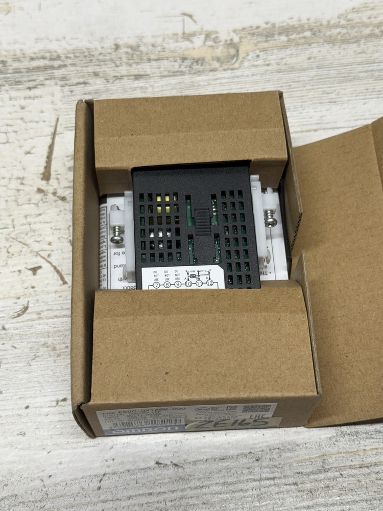 OMRON E5GC-QX1A6M-000 Temperature Controller 100-240VAC New