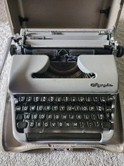 Olympia SM3 manual portable typewriter with Case – QWERT keyboard