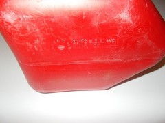 Blitz 2 gallons + 8 ozs. gas can has air vent in the spout