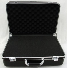 181307 – PLATT LUGGAGE – HEAVY-DUTY POLYETHYLENE CASE – Interior Dimensions (L x
